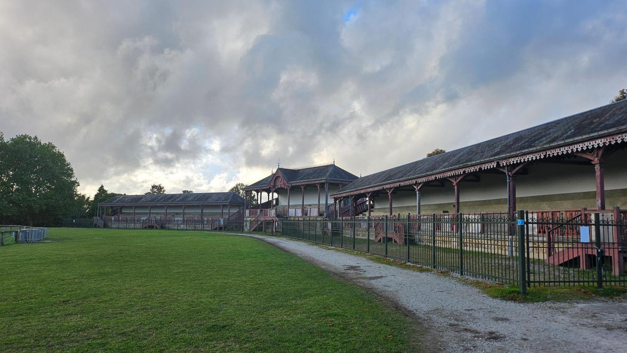 De L'hippodrome *